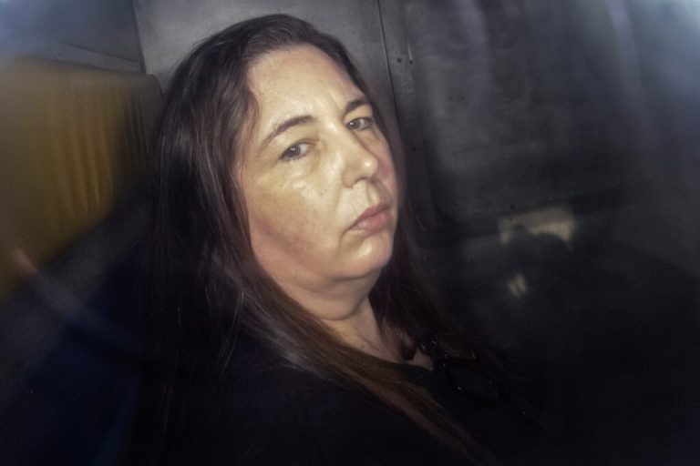 ZENATA KOJA GO OTRU SEMEJSTVOTO NA SVOJOT PORANESEN SOPRUG SO PECURKI E PROGLASENA ZA VINOVNA ZA TROJNO UBISTVO VO AVSTRALIJA