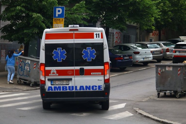 DRVO PADNALO VRZ DEVOJChE (8) I ZhENA (41) Taa bila itno prefrlena na hirurshkoto oddelenie so teshki povredi Horor vo Novi Sad